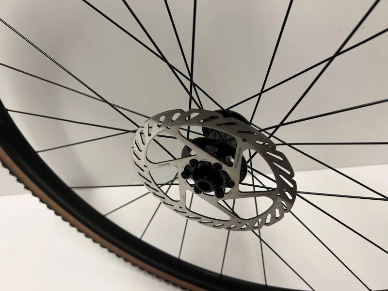 Nová zapletená kola Axis Elite Disc, vnitřní šířka 24 mm i s kotouči Sram 