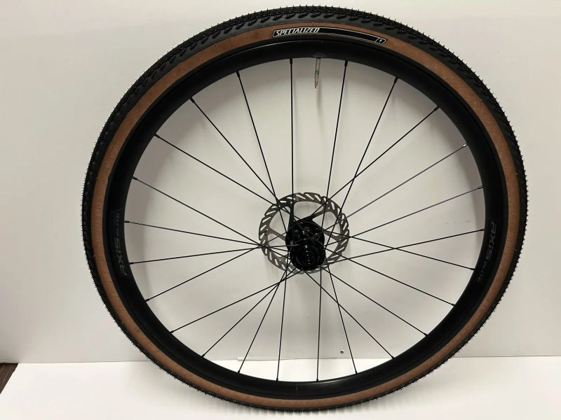 Nová zapletená kola Axis Elite Disc, vnitřní šířka 24 mm i s kotouči Sram 