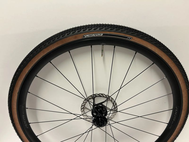 Nová zapletená kola Axis Elite Disc, vnitřní šířka 24 mm i s kotouči Sram 
