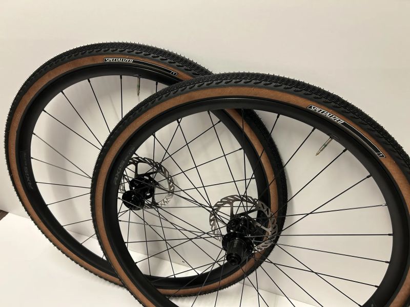 Nová zapletená kola Axis Elite Disc, vnitřní šířka 24 mm i s kotouči Sram 