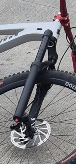 SR Suntour Durolux 180 mm 2025