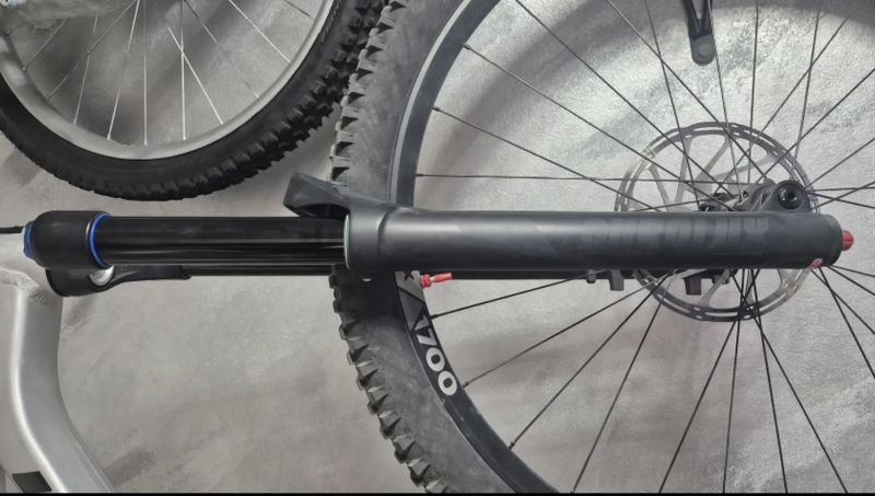 SR Suntour Durolux 180 mm 2025