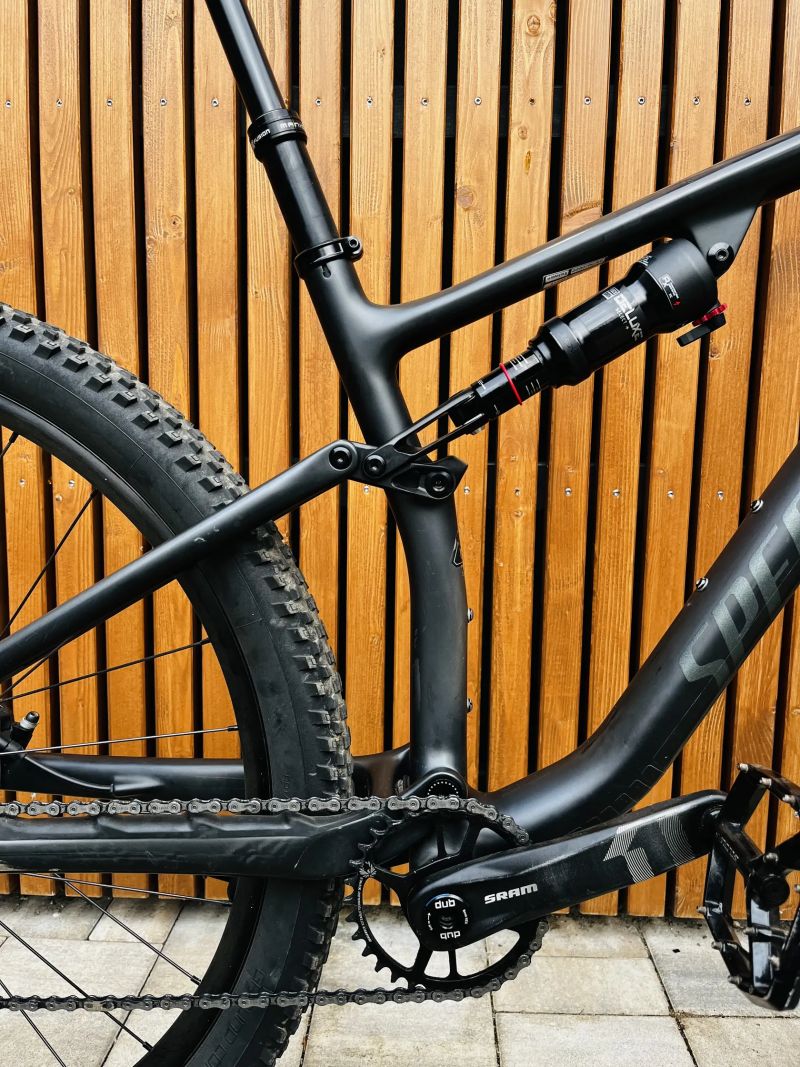 Specialized Epic Evo Comp Karbon 29” 2022 - ROCKSHOX SID 120mm - 4-pist brzdy-Teleskop - 11,7Kg