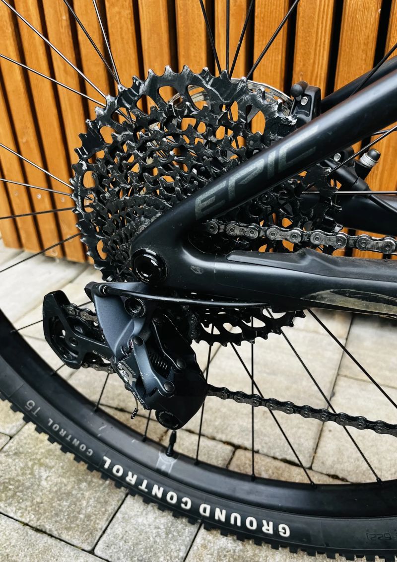 Specialized Epic Evo Comp Karbon 29” 2022 - ROCKSHOX SID 120mm - 4-pist brzdy-Teleskop - 11,7Kg
