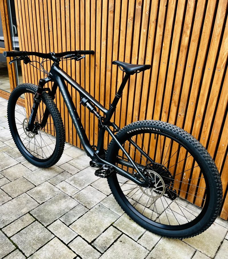 Specialized Epic Evo Comp Karbon 29” 2022 - ROCKSHOX SID 120mm - 4-pist brzdy-Teleskop - 11,7Kg
