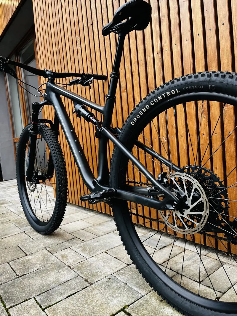 Specialized Epic Evo Comp Karbon 29” 2022 - ROCKSHOX SID 120mm - 4-pist brzdy-Teleskop - 11,7Kg