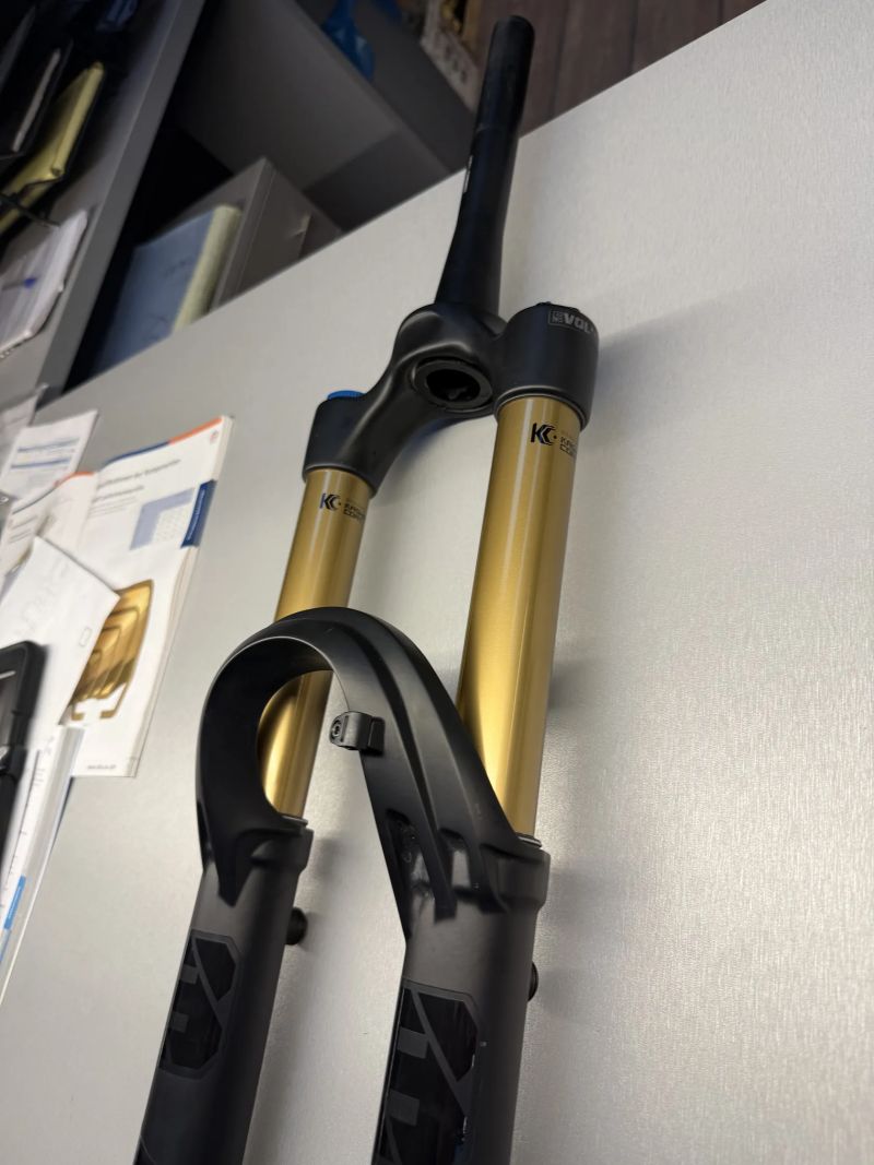 Fox 38 Factory Kashima 180mm, GRIP2 ,neřezaný sloupek