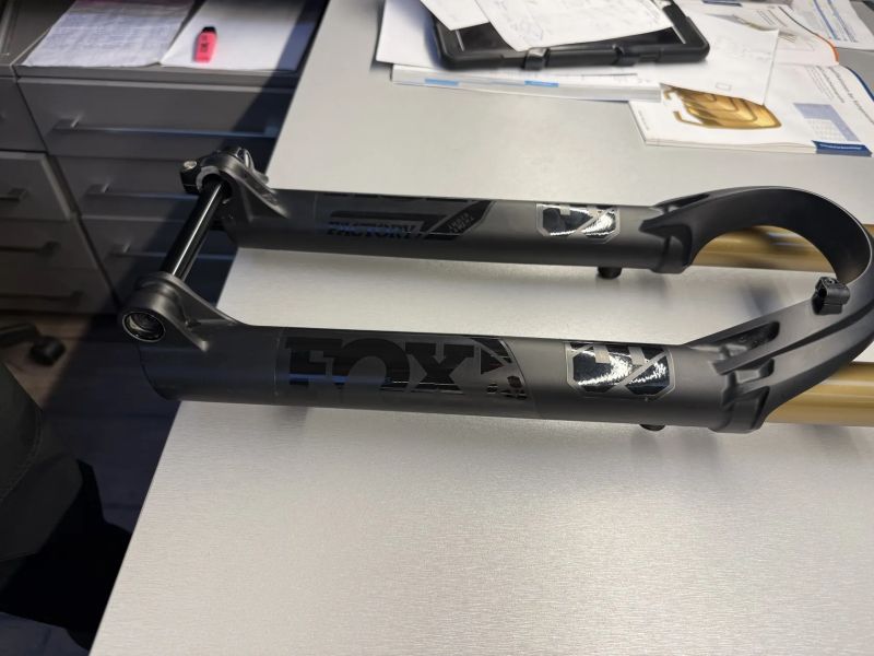 Fox 38 Factory Kashima 180mm, GRIP2 ,neřezaný sloupek