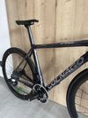 Colnago C64 DISC, SRAM FORCE AXS 2x12, páky SRAM RED, wattmetr Quarq