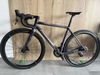 Colnago C64 DISC, SRAM FORCE AXS 2x12, páky SRAM RED, wattmetr Quarq