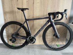 Colnago C64 DISC, SRAM FORCE AXS 2x12, páky SRAM RED, wattmetr Quarq