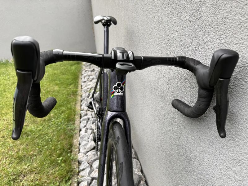 Colnago C64 DISC, SRAM FORCE AXS 2x12, páky SRAM RED, wattmetr Quarq