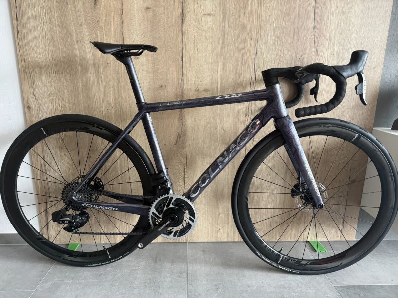 Colnago C64 DISC, SRAM FORCE AXS 2x12, páky SRAM RED, wattmetr Quarq
