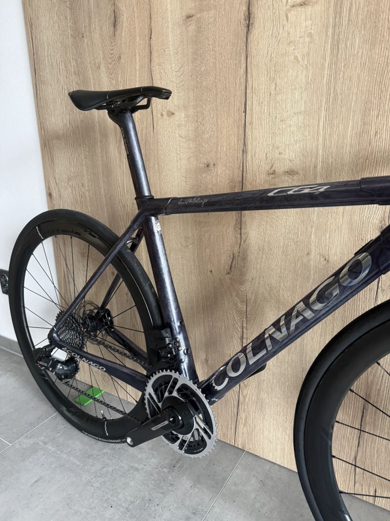 Colnago C64 DISC, SRAM FORCE AXS 2x12, páky SRAM RED, wattmetr Quarq