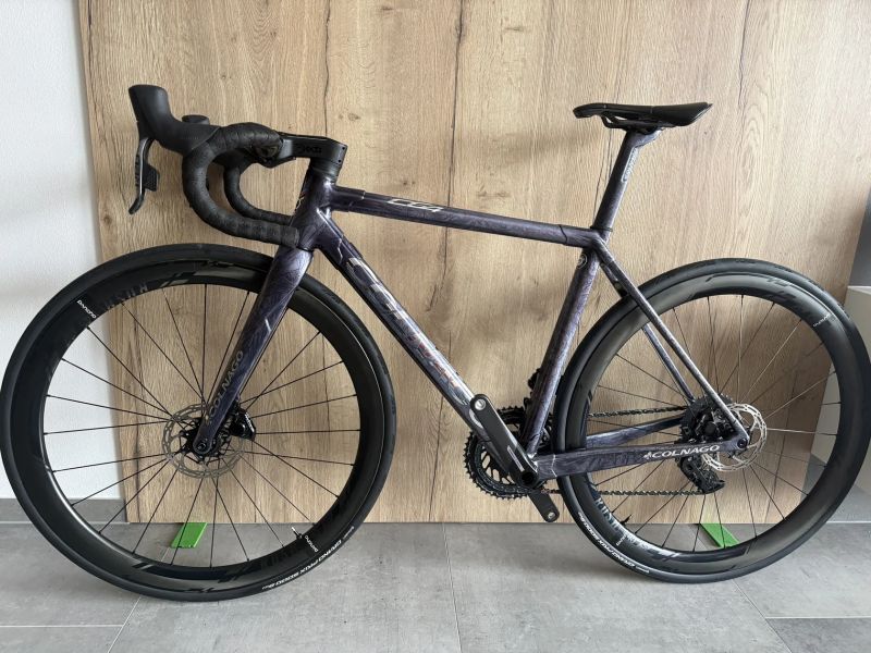 Colnago C64 DISC, SRAM FORCE AXS 2x12, páky SRAM RED, wattmetr Quarq