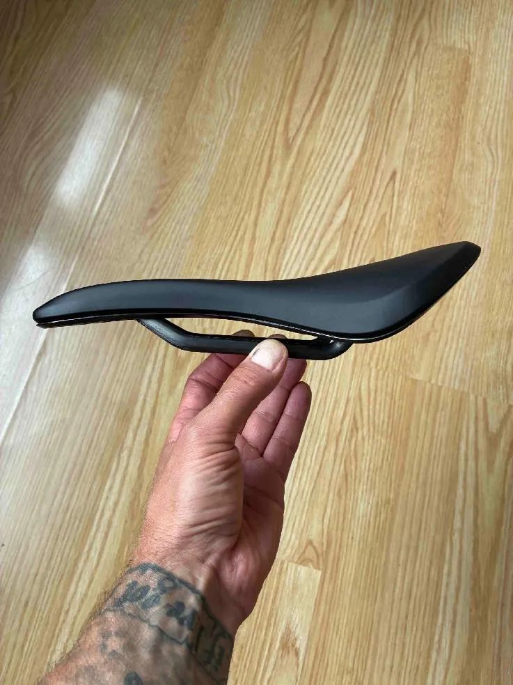 Prodám nové nepoužité karbonové sedlo FIZIK Tempo Aliante R1 / 145mm