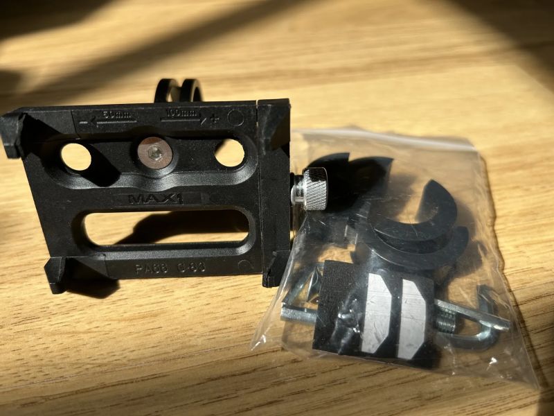 Držák na mobil 2x, Brašna, Pumpička na vidlici | Prodám příslušenství na kolo 