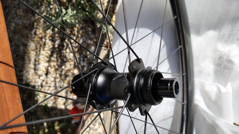 Nová Karbonová silniční 50mm kola nový model Bianchi Velomann Plutonium 50 TLR ořech Shimano