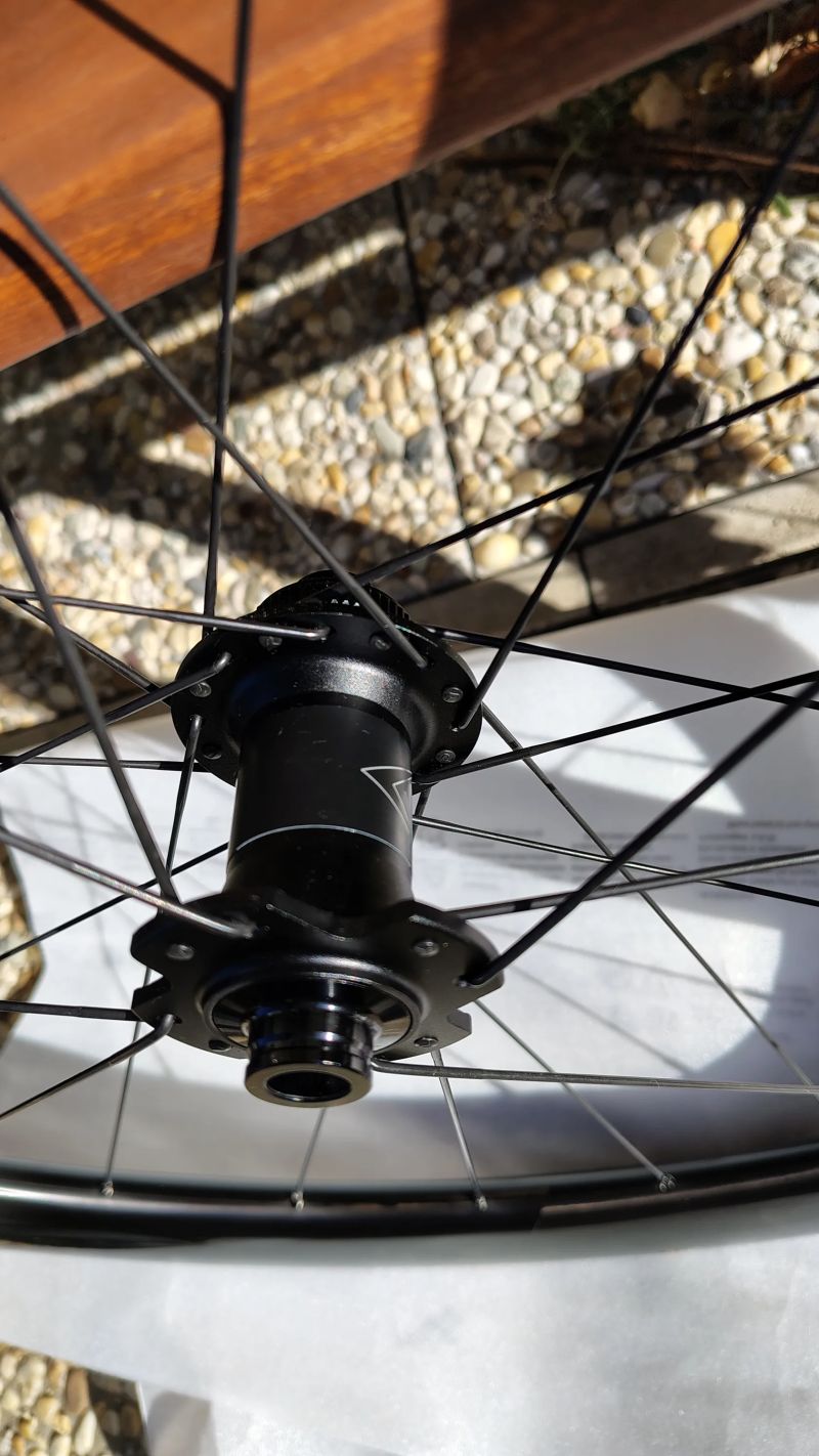 Nová Karbonová silniční 50mm kola nový model Bianchi Velomann Plutonium 50 TLR ořech Shimano