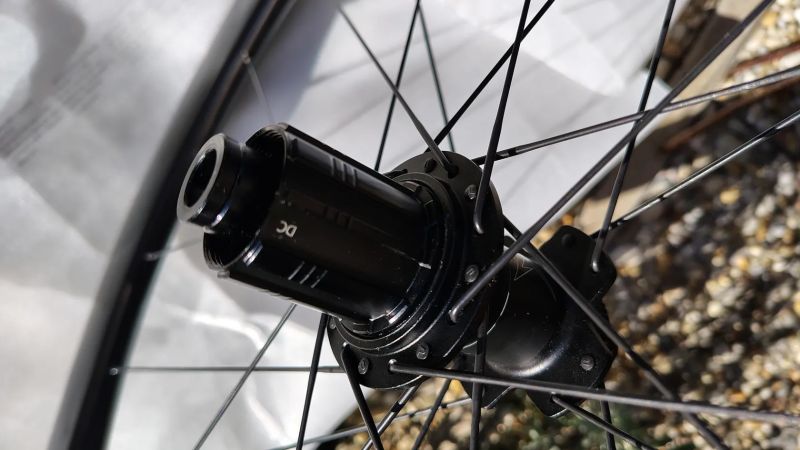 Nová Karbonová silniční 50mm kola nový model Bianchi Velomann Plutonium 50 TLR ořech Shimano