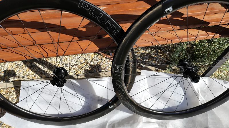 Nová Karbonová silniční 50mm kola nový model Bianchi Velomann Plutonium 50 TLR ořech Shimano
