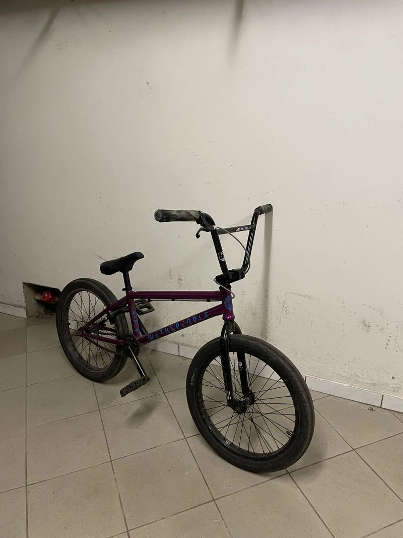 Bmx wethepeople fialova