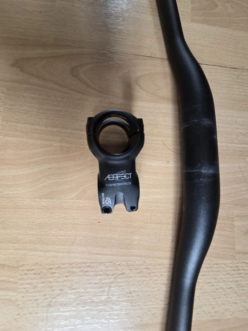 Prodám řidítka a představec Race Face Aefect, 780š, 35mm - předst. 50mm, 0st.