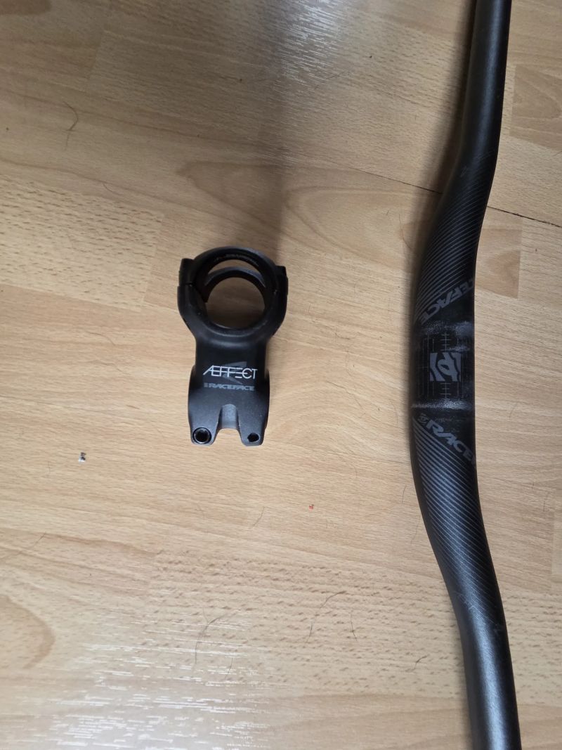 Prodám řidítka a představec Race Face Aefect, 780š, 35mm - předst. 50mm, 0st.