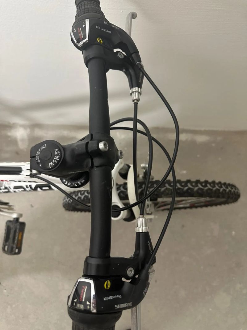 Dětské horské kolo Maxbike M300 – rám 13", kola 24", 21 rychlostí, Shimano výbava