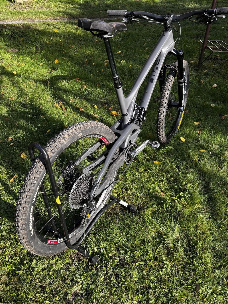 Na prodej: Evil Insurgent – špičkový enduro stroj připravený na cokoliv!