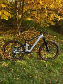 Cube Stereo 150 C:62 race 29, karbon, nové komponenty