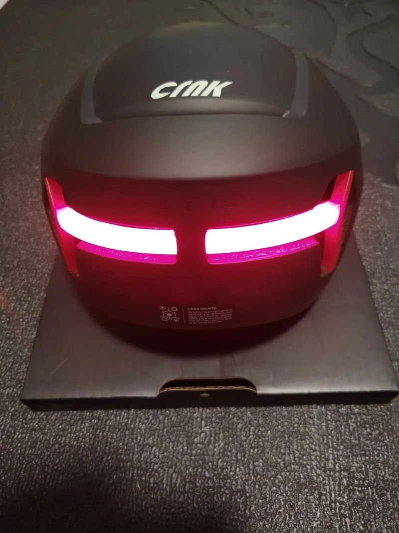 Prodám novou cyklistickou helmu CRNK Genetic Alpha