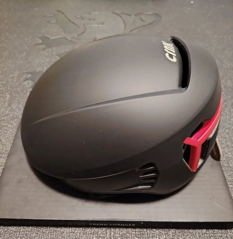 Prodám novou cyklistickou helmu CRNK Genetic Alpha