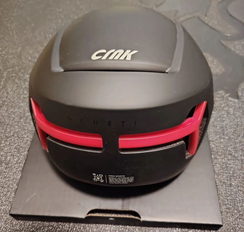 Prodám novou cyklistickou helmu CRNK Genetic Alpha