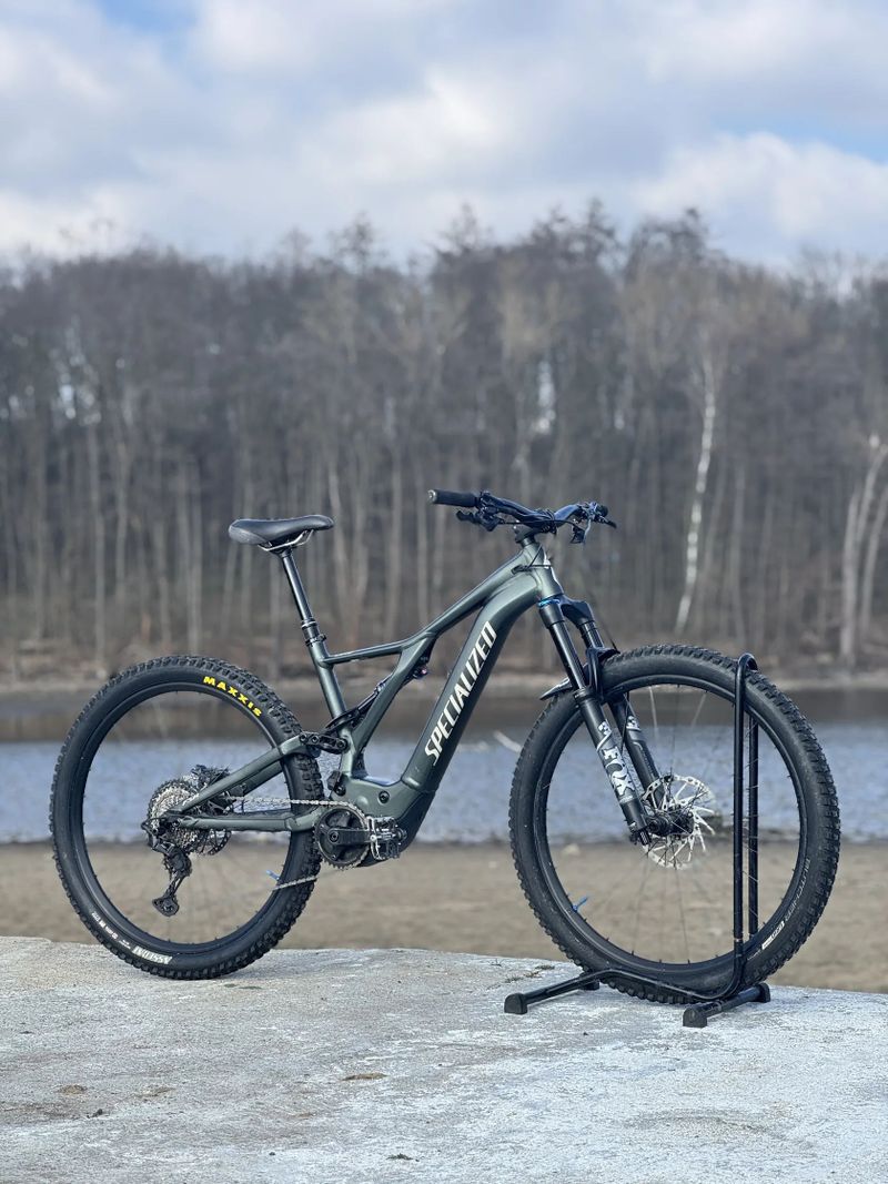 Specialized turbo levo comp 2021 2100km najeto