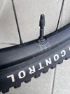 výplety 29" Specialized Control (27 mm vnitřní šířka) vč. TLR obutí, kotoučů a kazety Sram GX Eagle 