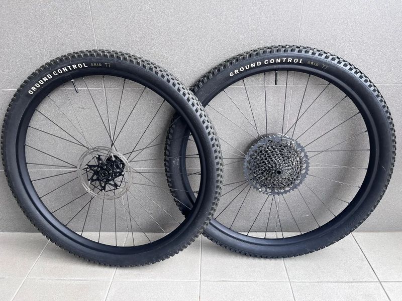 výplety 29" Specialized Control (27 mm vnitřní šířka) vč. TLR obutí, kotoučů a kazety Sram GX Eagle 