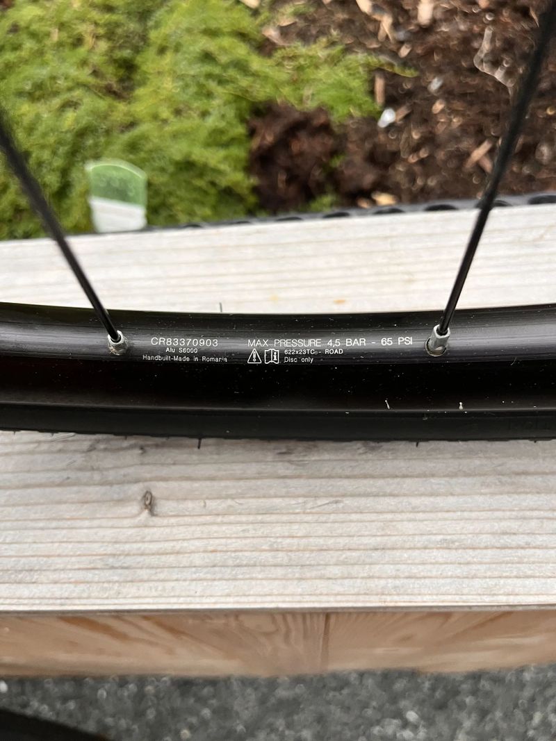 Zapletená kola alu pro gravel Mavic