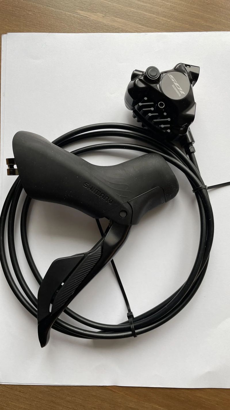 Řadicí a brzdová páka Shimano 105 DI2, ST-R7170 + třmen BR-7170 pravá