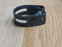 karbonová sedlová objímka KTM, průměr 34,9mm pro sedlovky 30,9mm, váha 11g