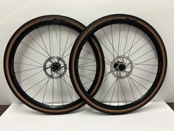 Nová zapletená kola Axis Elite Disc, vnitřní šířka 24 mm i s kotouči Sram