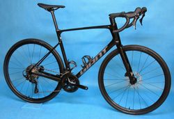 GIANT Defy Advanced 2 2025 - endurance silniční kolo s karbonovým rámem - NOVÉ