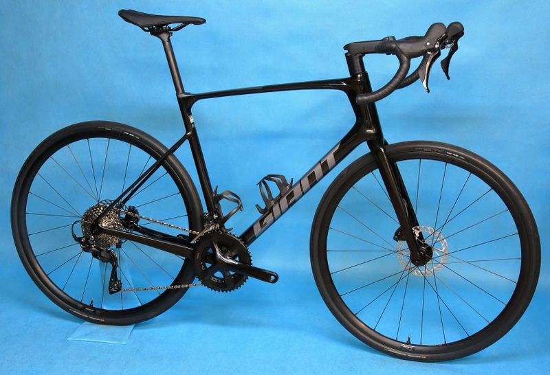 GIANT Defy Advanced 2 2025 - endurance silniční kolo s karbonovým rámem - NOVÉ