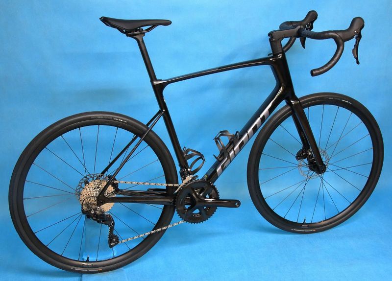 GIANT Defy Advanced 2 2025 - endurance silniční kolo s karbonovým rámem - NOVÉ