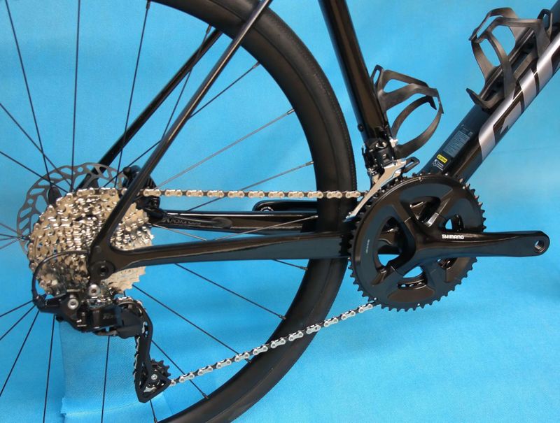 GIANT Defy Advanced 2 2025 - endurance silniční kolo s karbonovým rámem - NOVÉ