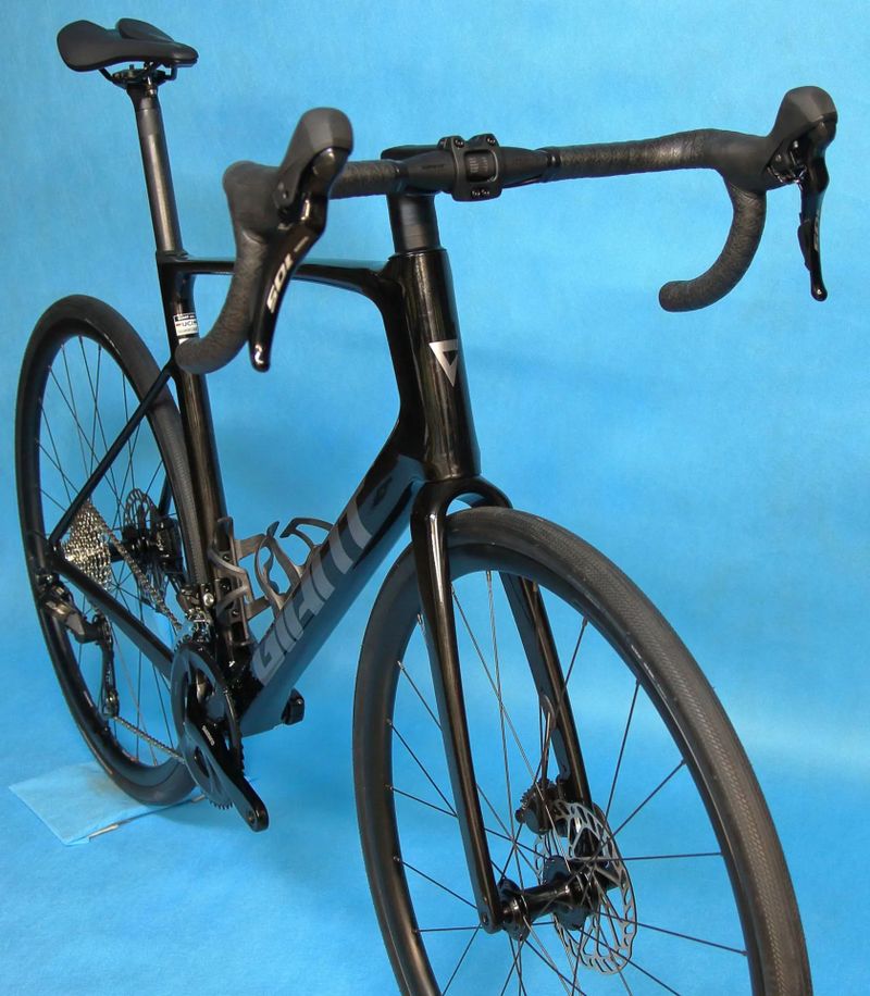GIANT Defy Advanced 2 2025 - endurance silniční kolo s karbonovým rámem - NOVÉ