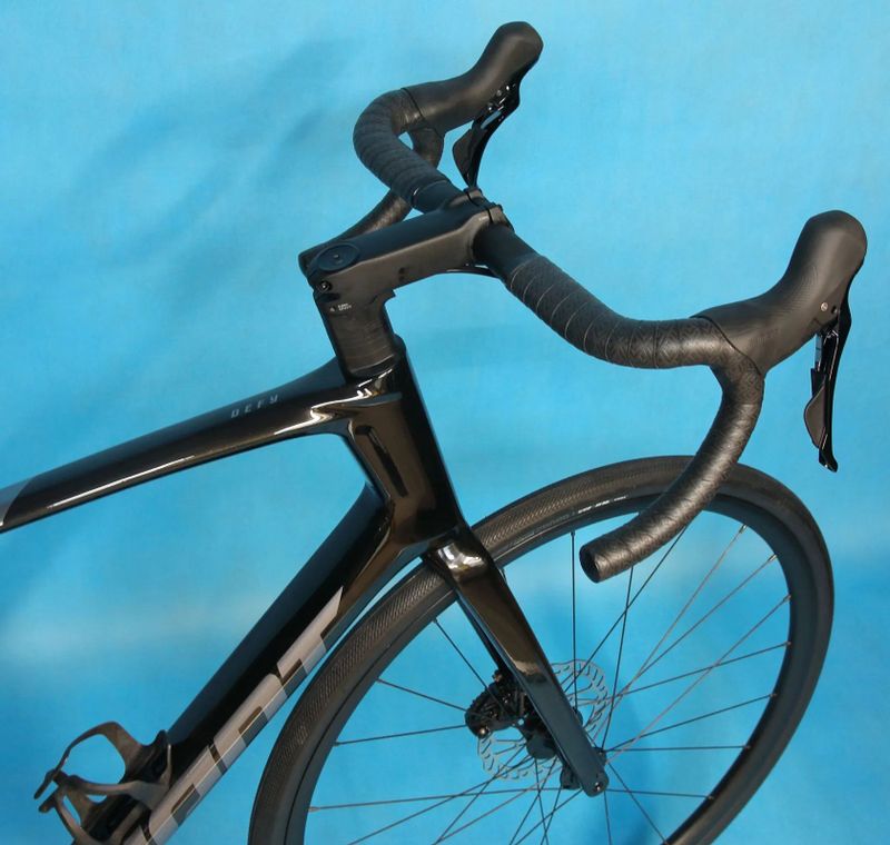 GIANT Defy Advanced 2 2025 - endurance silniční kolo s karbonovým rámem - NOVÉ