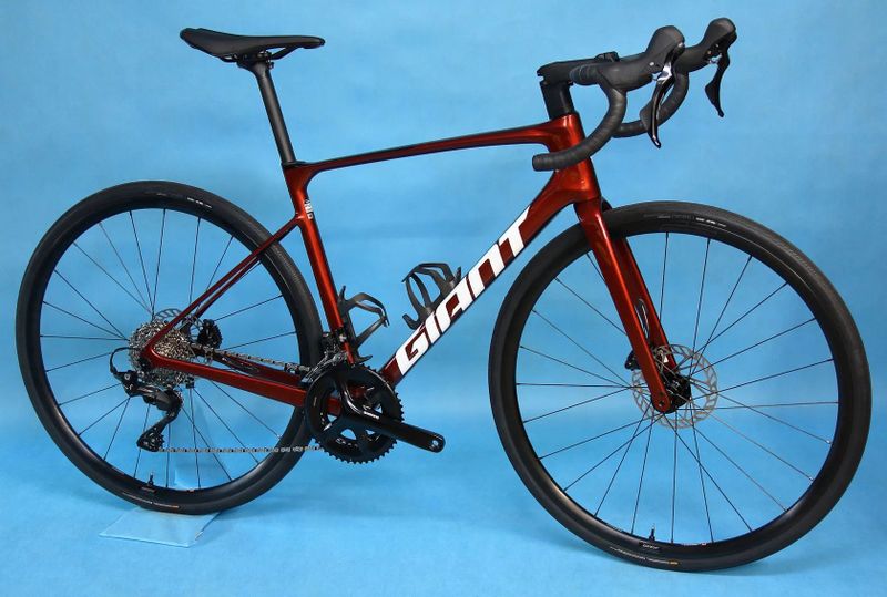 GIANT Defy Advanced 2 2025 - endurance silniční kolo s karbonovým rámem - NOVÉ