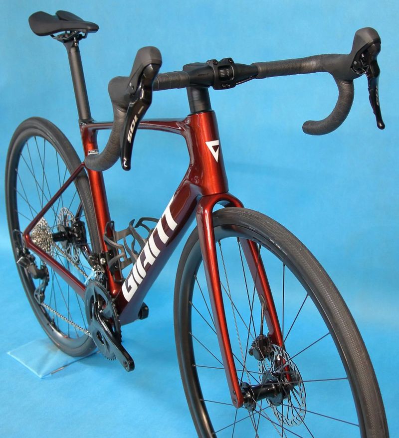 GIANT Defy Advanced 2 2025 - endurance silniční kolo s karbonovým rámem - NOVÉ
