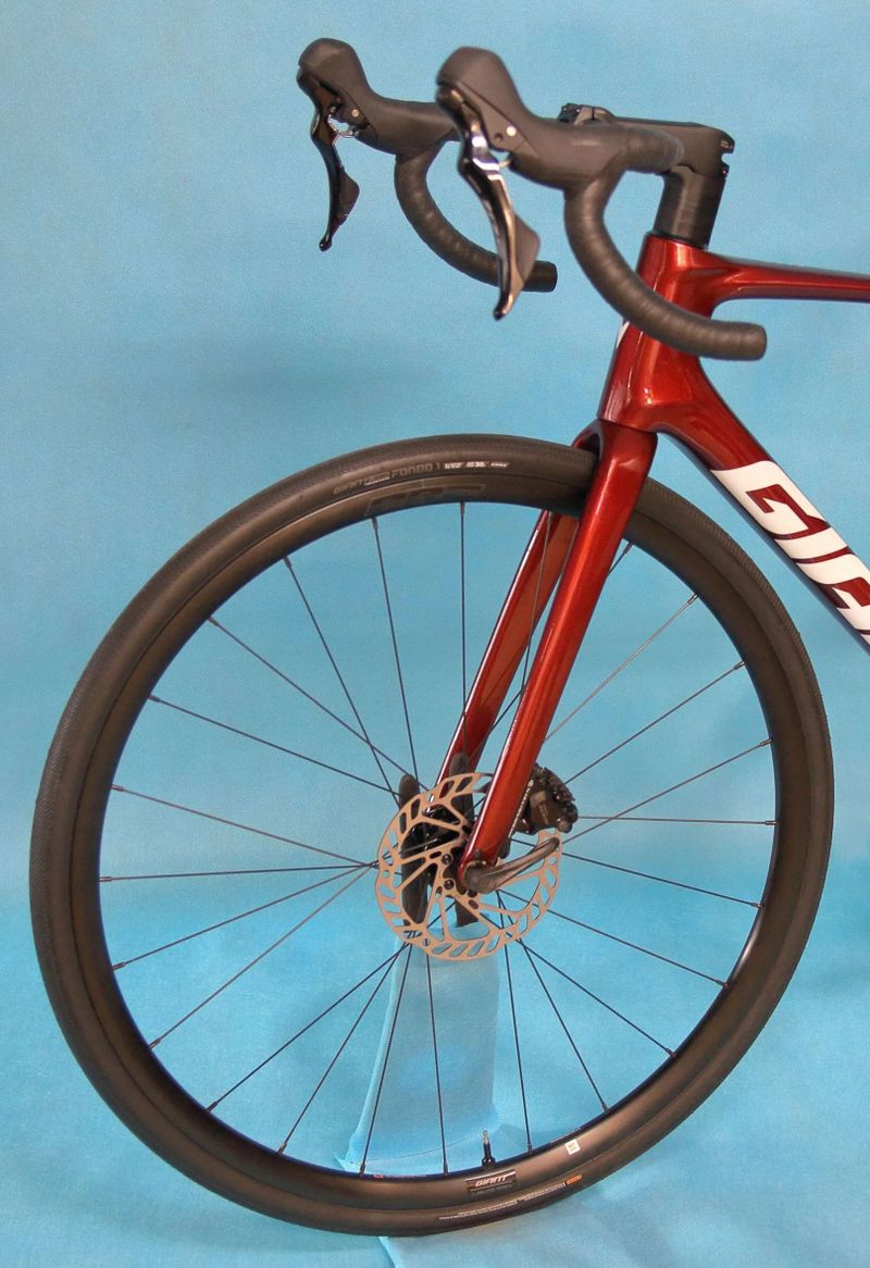 GIANT Defy Advanced 2 2025 - endurance silniční kolo s karbonovým rámem - NOVÉ